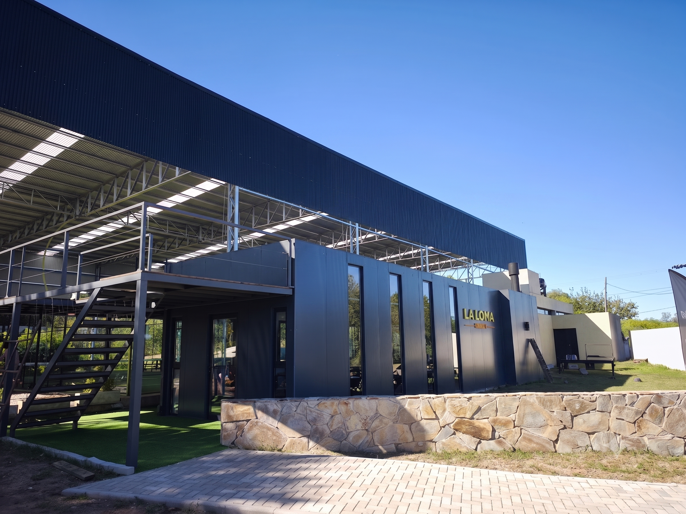 Padel Club Las Lomitas — Bar y entrepiso
