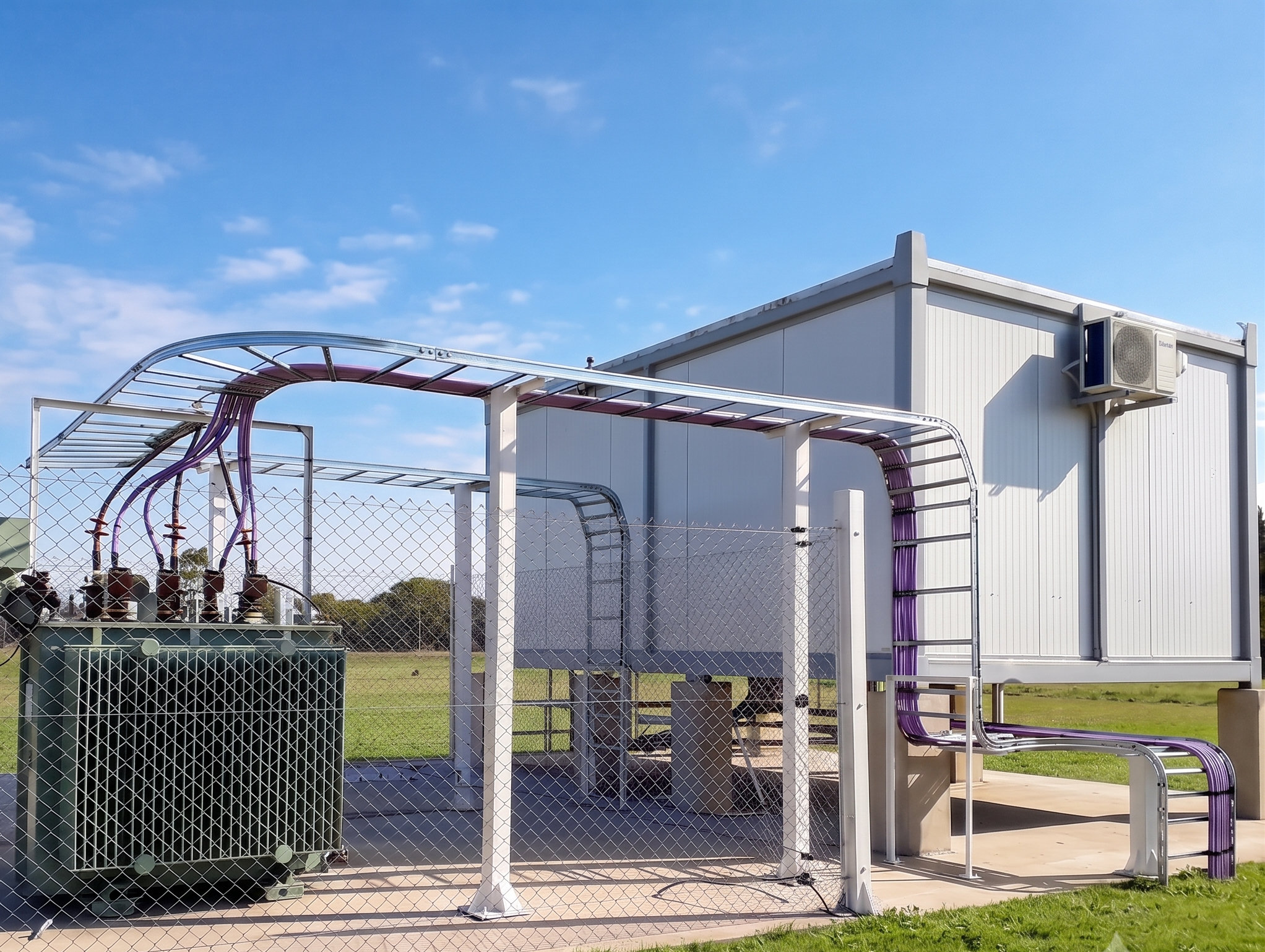 Shelter eléctrico a medida — bandejas portacables y transformador